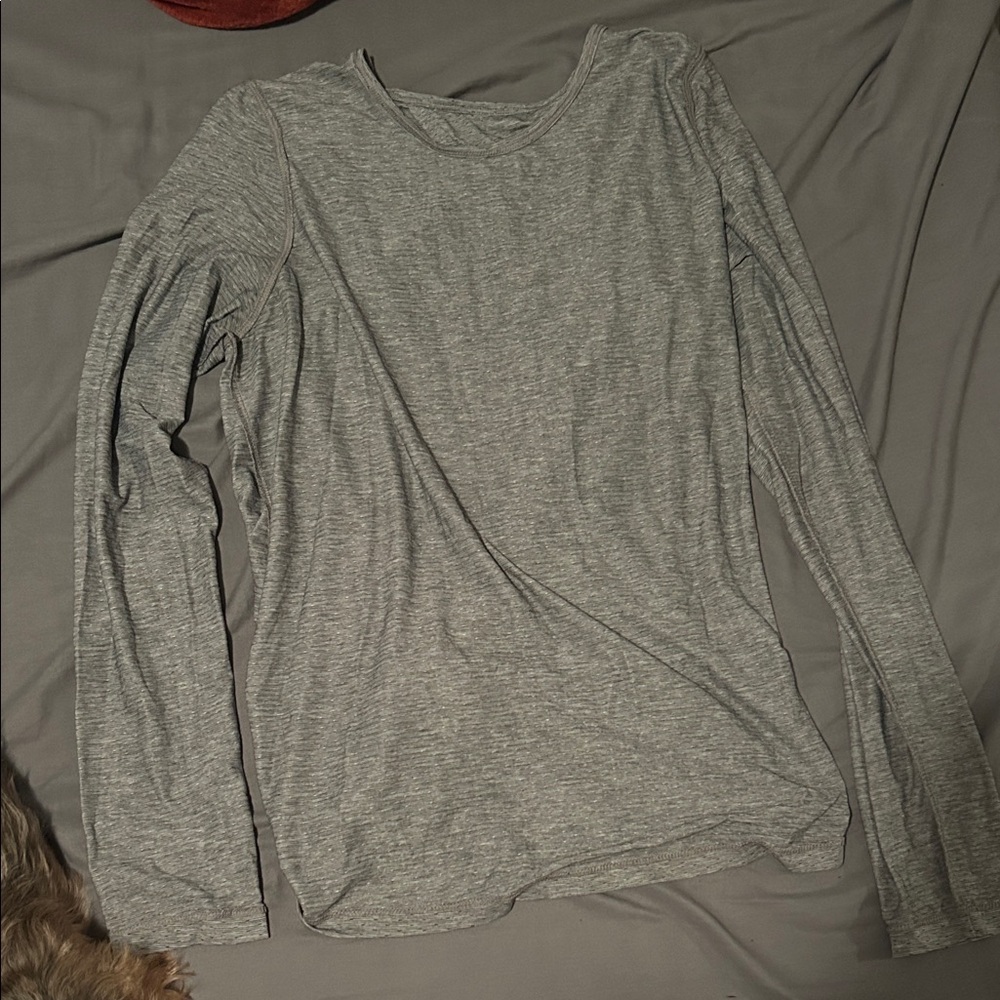 Long sleeve workout T-shirt. The back is open with a bow/knot at the bottom.